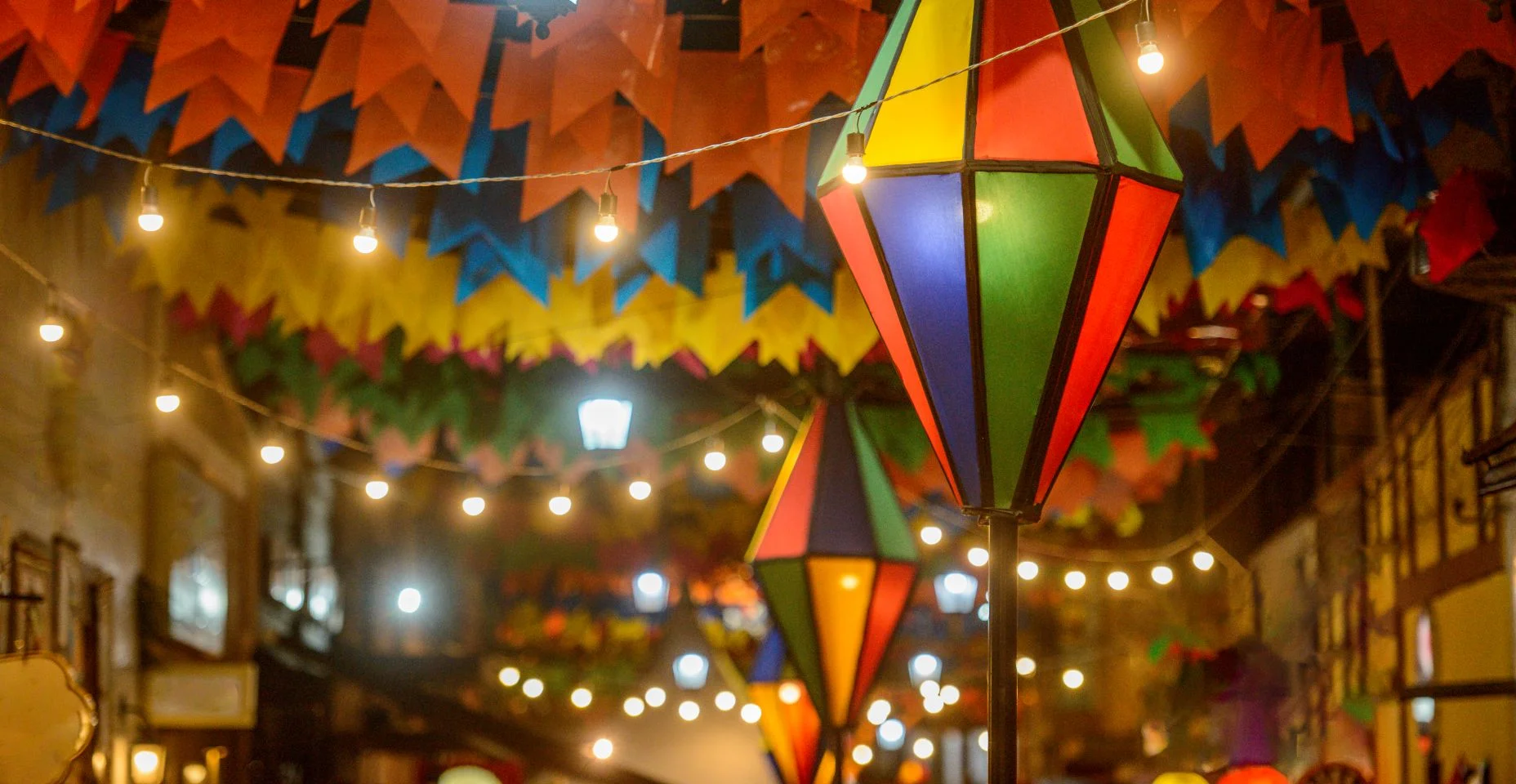 Bandeiras coloridas e balão decorativo para a festa são João, que acontece em junho no Nordeste do Brasil