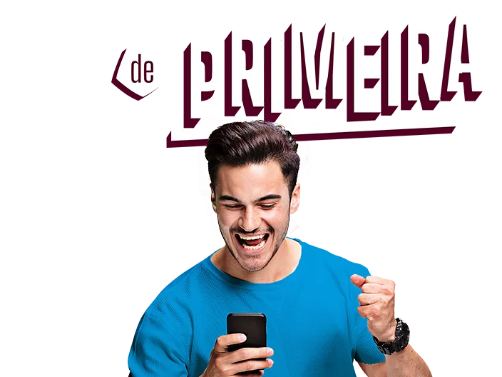 homem olhando para o celular e comemorando