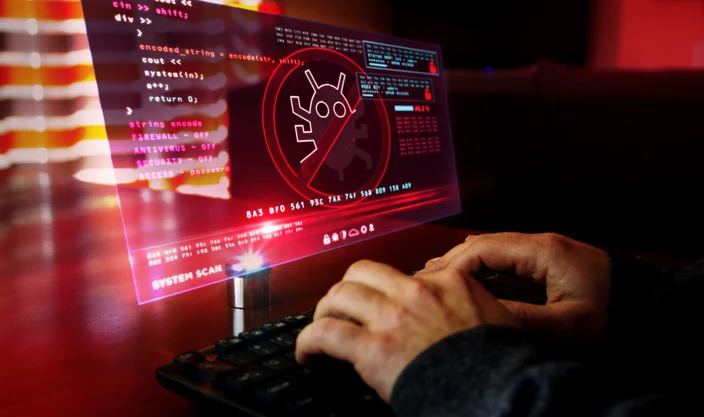 Homem digitando no teclado com vírus detectado alerta na tela do holograma