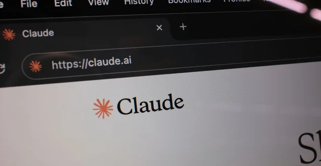 Site Claude.AI na tela do laptop