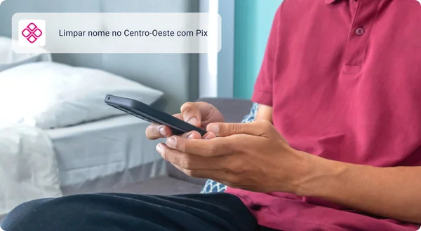 Um, homem, sentando, ligado, um, sofá, e, segurando, um, smartphone, em, seu, quarto