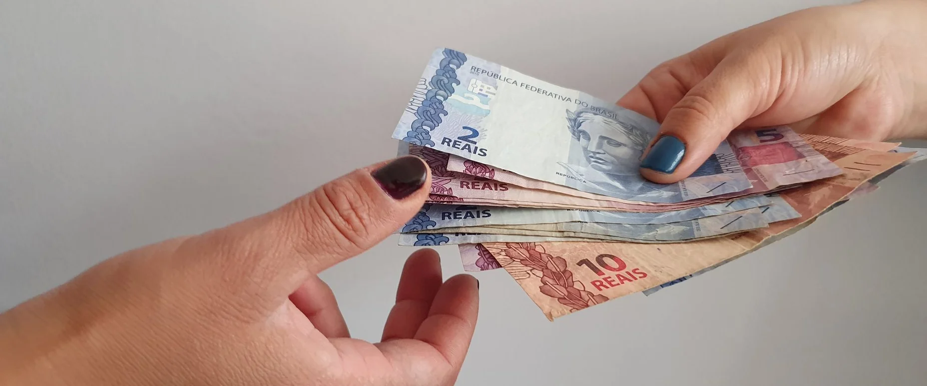 Empresário contando e trocando dinheiro