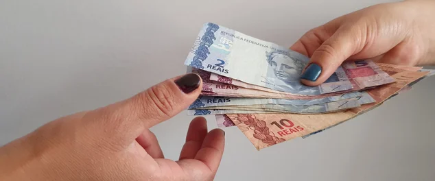 Empresário contando e trocando dinheiro