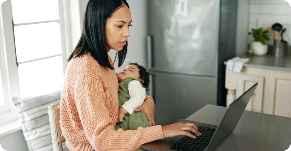Mãe, bebê e laptop na cozinha para trabalho remoto, leitura de e-mail e relatório de negócios com planilha. Mulher, recém-nascido e tecnologia em casa para freelancer, videochamada e pesquisa como empreendedora
