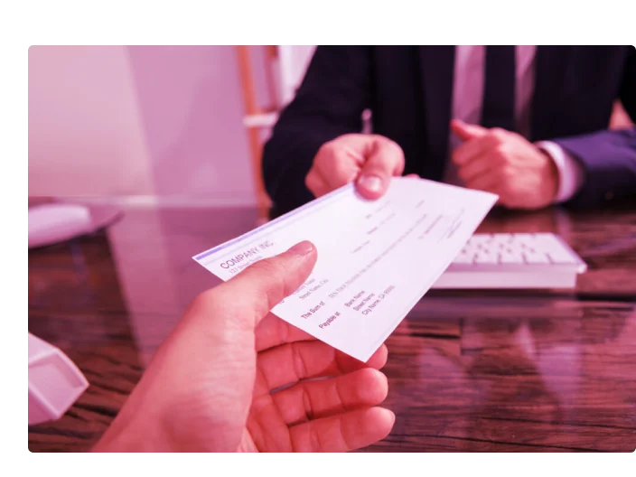 Homem entregando cheque e preenchendo para o seu cliente