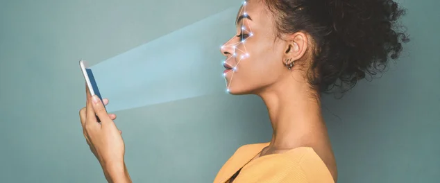Mulher com Smartphone usando o sistema do reconhecimento da identificação da face