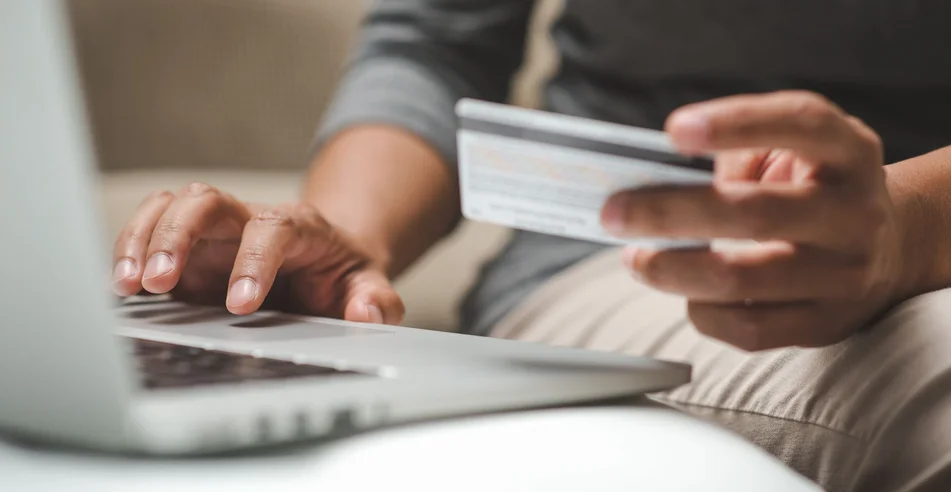 Internet compras inserir informações de cartão de crédito usando o laptop teclado