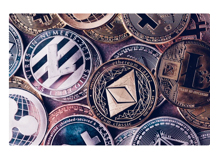Fundo de moeda criptografia com vários tipos de moedas de símbolo brilhante prata e ouro físico cryptocurrencies, Bitcoin, Ethereum, Litecoin, zcash, ripple
