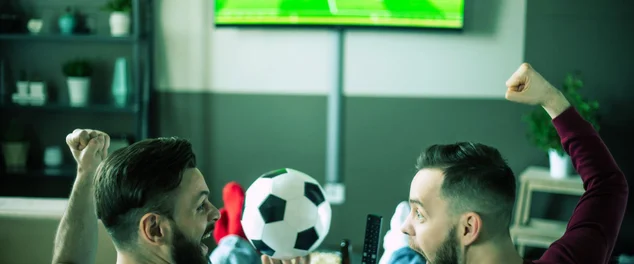 assistindo jogo de futebol