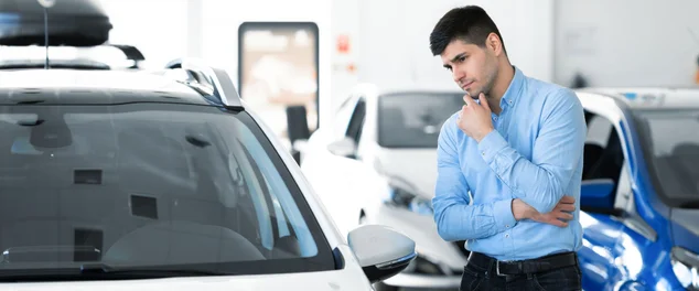 porquinho dourado em cima do carro para mostrar financiamento