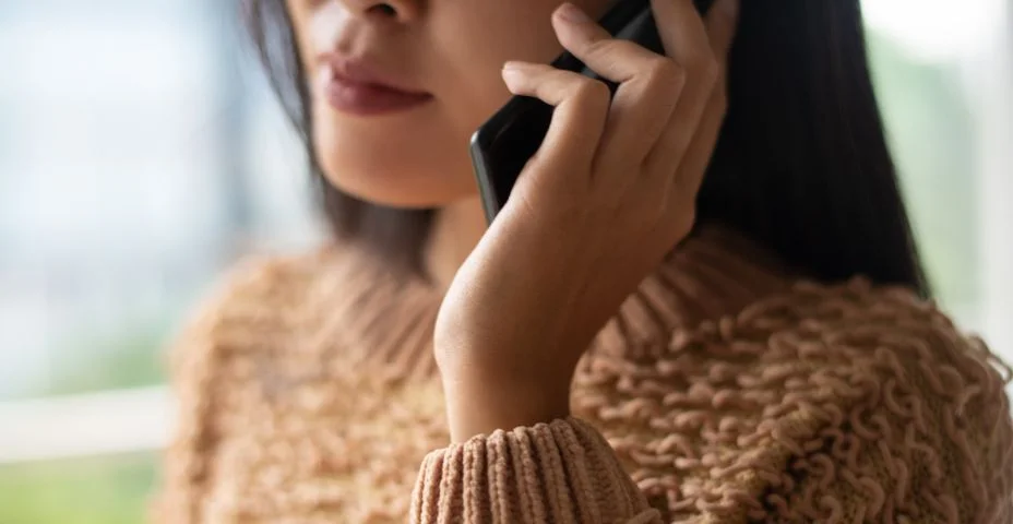 Close-up da senhora usando telefone celular para comunicação importante