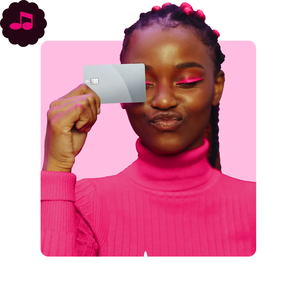 mulher com cartão de crédito