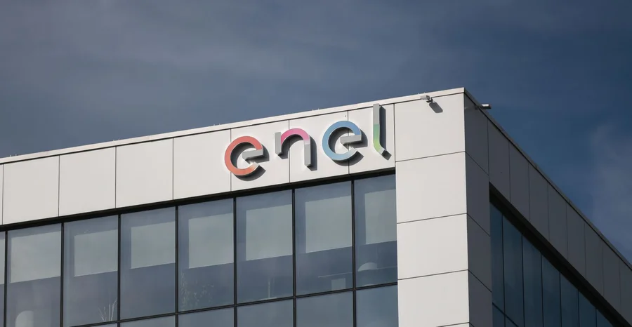 Placa da Enel exibida em seus escritórios em Bucareste, Romênia. Grupo Enel, é uma empresa multinacional italiana de energia