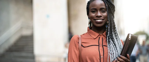 Estudante Universidade olhando para a câmera