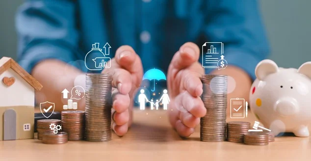 Lei do divórcio e conceito de separação de herança. O plano de seguro protege a riqueza da família. Mão separada economizando dinheiro, finanças herdam divisão, empréstimo à habitação, retorno da dívida, pilha de moedas.