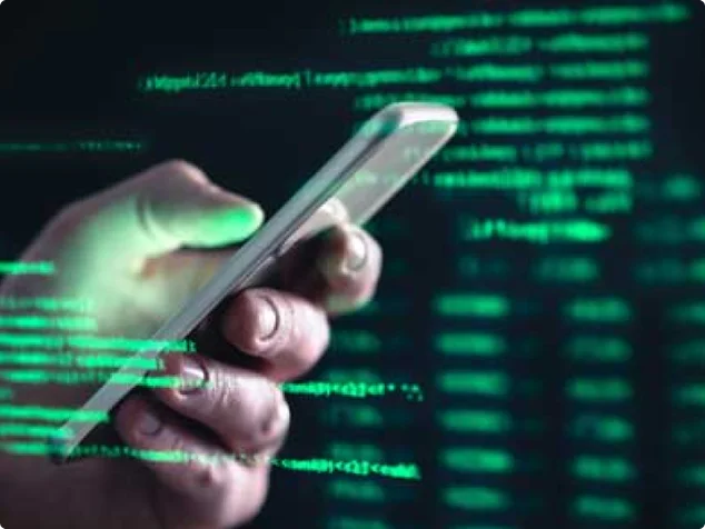 Mexendo no celular para ilustrar o artigo sobre scammer falsa identidade em namoros virtuais