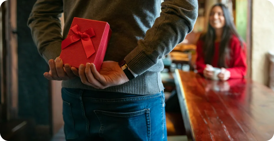 Homem surpreende mulher com um presente enquanto celebrava namorados em um restaurante
