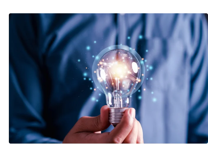 Mão segurando lâmpada iluminada, ideia, inovação e inspiração com cérebro virtual brilhante, criatividade inteligente inteligente com lâmpadas, Motivação e conceito de inovação.