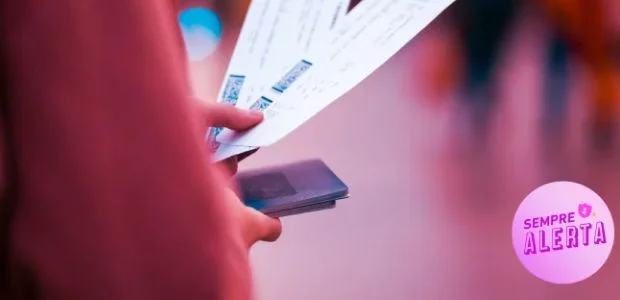 Mão segurando ingresso