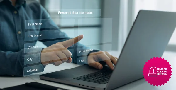 Pessoa de negócios preenchendo um formulário com dados pessoais online. Gestão da informação de dados pessoais. Formulário digital online para funcionários.