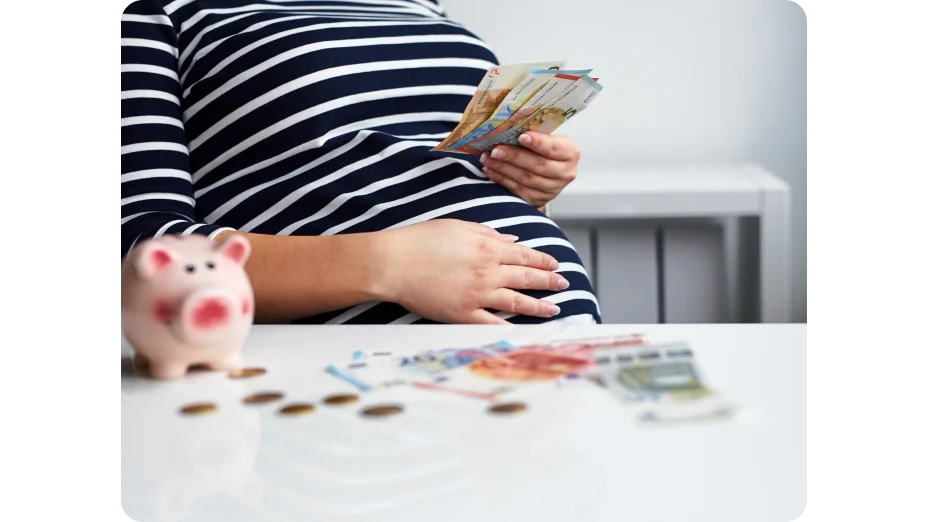 Mulher grávida contando dinheiro