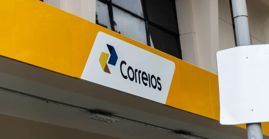 Vista da fachada do prédio dos Correios, localizado no bairro comercial da cidade de Salvador, Bahia.
