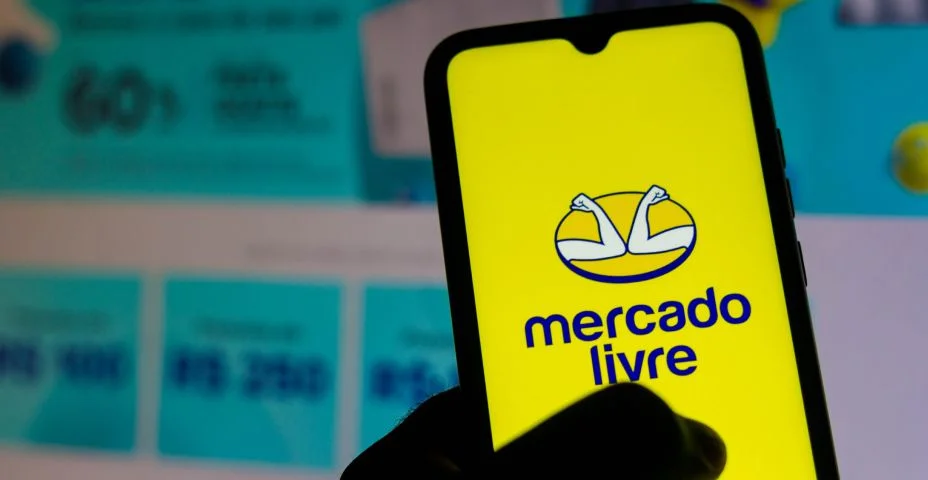 Nesta ilustração fotográfica o logotipo do Mercado Livre visto exibido em um smartphone.