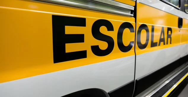 Exterior da van escolar brasileira com escrito em português