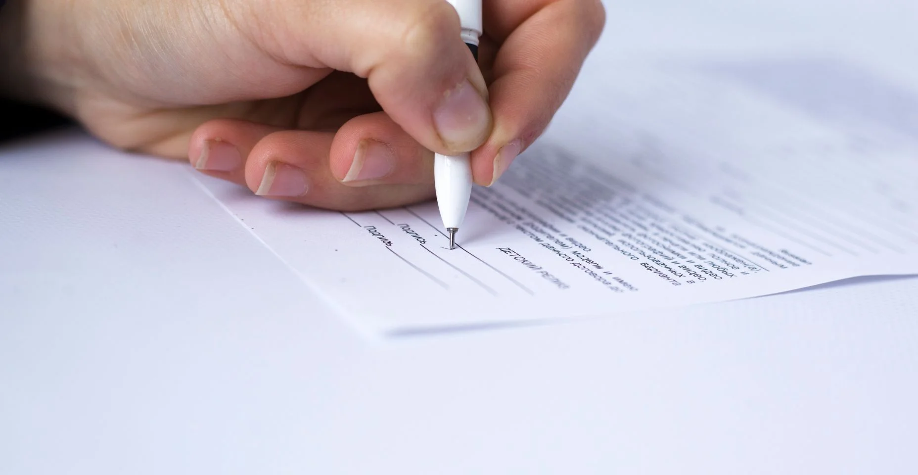Mão assina um documento em branco, contrato. assinatura modelo de lançamento