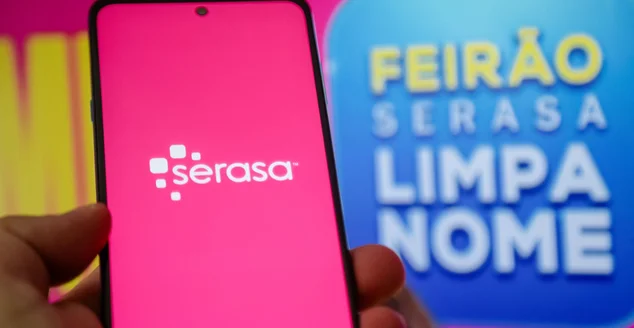 Aplicativo serasa na tela do celular na mão de uma pessoa.