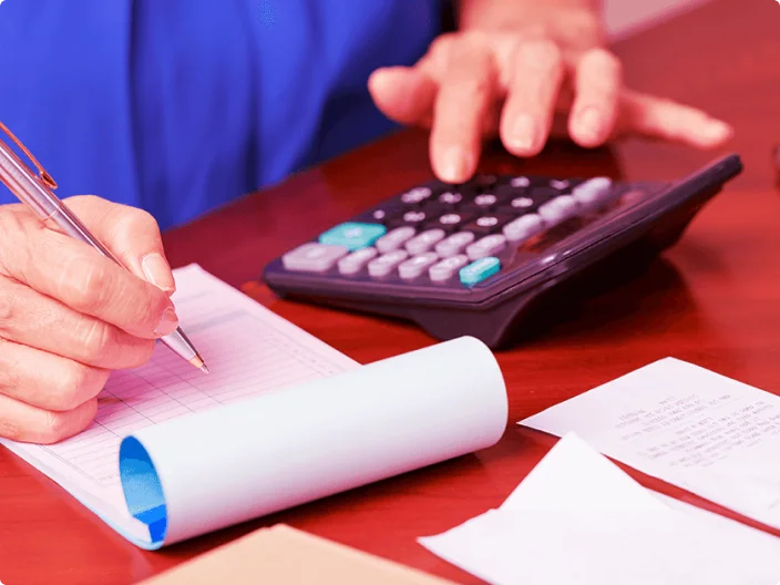 homem com calculadora vendo registros de inadimplência