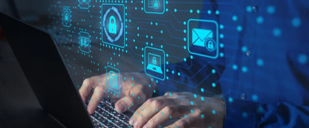 Homem digitando em seu computador para ilustrar artigo sobre roubo de dados