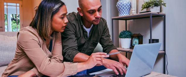 homem e mulher mexendo no computador