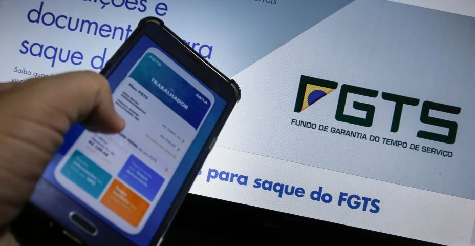 tela do computador e tela do celular com aplicativo FGTS do banco Caixa