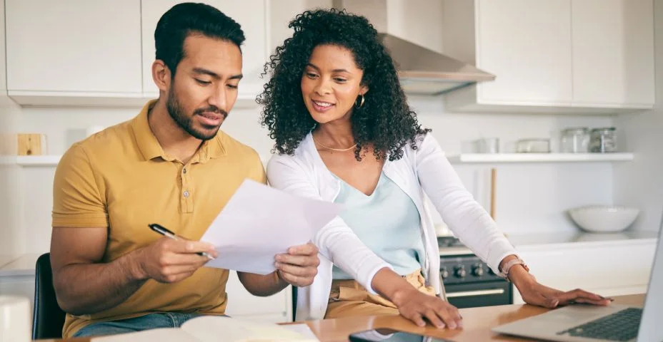 Casal, papelada de seguro e planejamento orçamentário com laptop, contas e finanças com impostos e hipoteca. Documentos financeiros, pagamento e empréstimo com política, auditoria e revisão com gestão de ativos