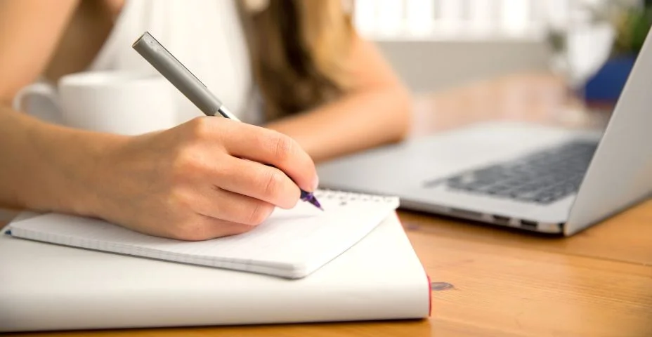 Estudante Close-up de mãos de negócios estudando casa notas de laptop