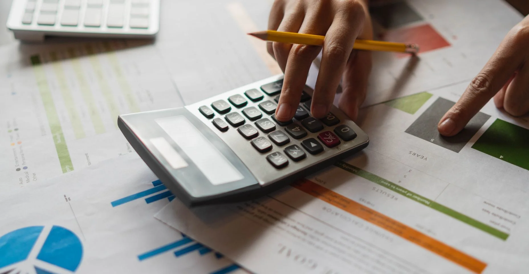 Mãos de mulher de negócios com caneta, trabalhando com a calculadora para calcular os números. Negócios Finanças e conceito de contabilidade.