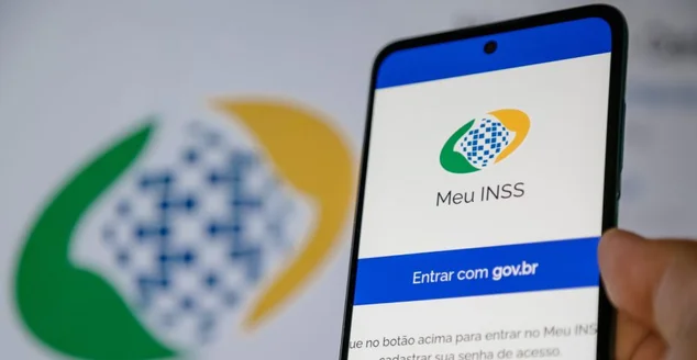 Aplicativo INSS para consultar seus beneficios na tela de um celular com fundo desfocado.