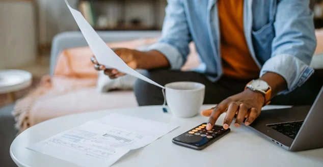 Homem em casa gerenciando finanças