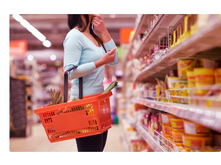 mulher com cesto de comida na mercearia ou supermercado