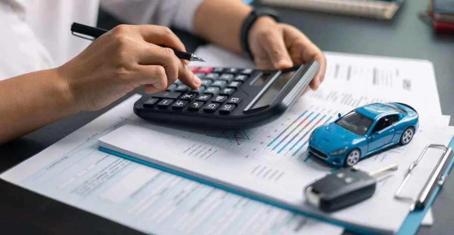 Finanças, banco, imposto, despesa, contabilidade, orçamento, dinheiro, empresário, mão, uso, financeiro, calcular, contador, close-up, calculadora, com, gráfico, gráfico, escrever, escritório, mesa, negócio, despesa, análise, economia, casa, carro