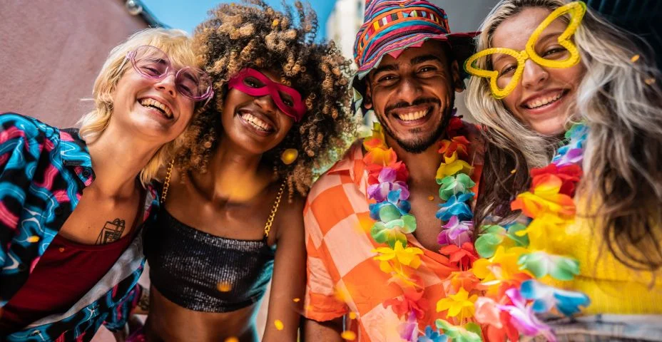 Retrato de amigos curtindo o Carnaval em casa