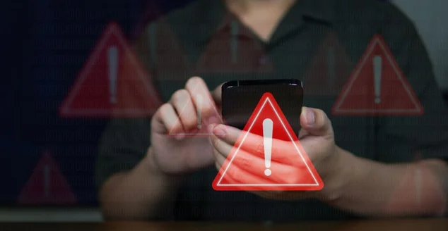 Alarme de alerta de emergência em Smartphone, Proteção de rede de dados, Alarme de vírus com pessoas usando aplicativo em smartphone