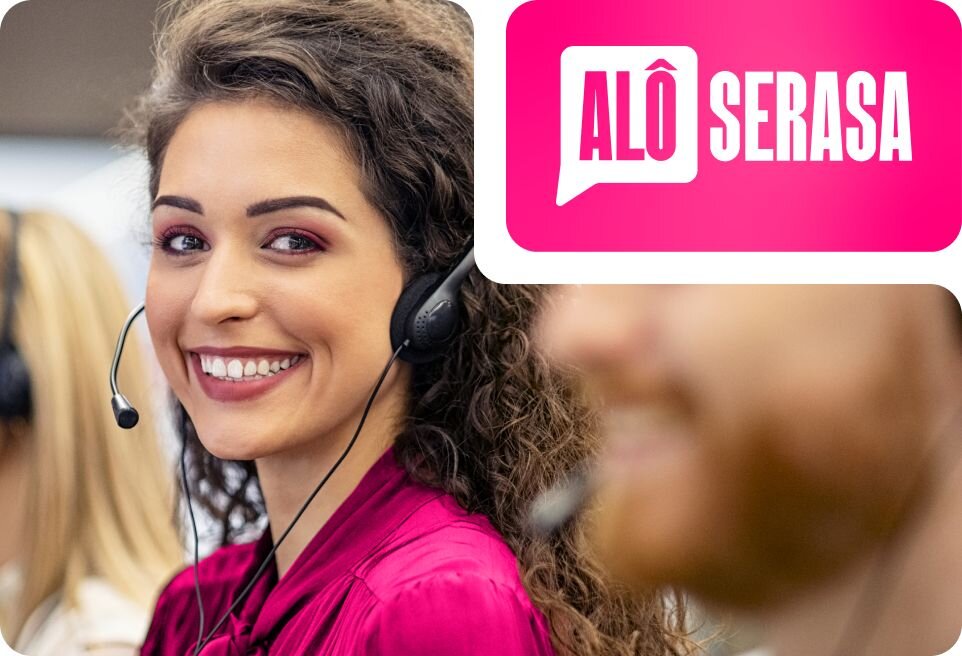 Mulher branca sorrindo e vestindo uma camiseta rosa. Usando fones headsets com o lettering "Alô, Serasa" divulgando a ação.