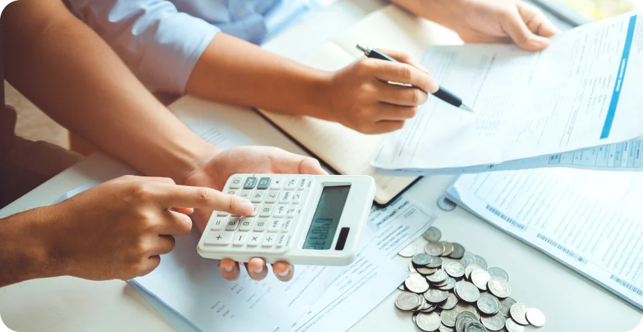 Pares que usam a calculadora contabilidade cálculo custo econômico contas com dinheiro pilha passo crescimento crescente economia de dinheiro em casa, conceito de finanças