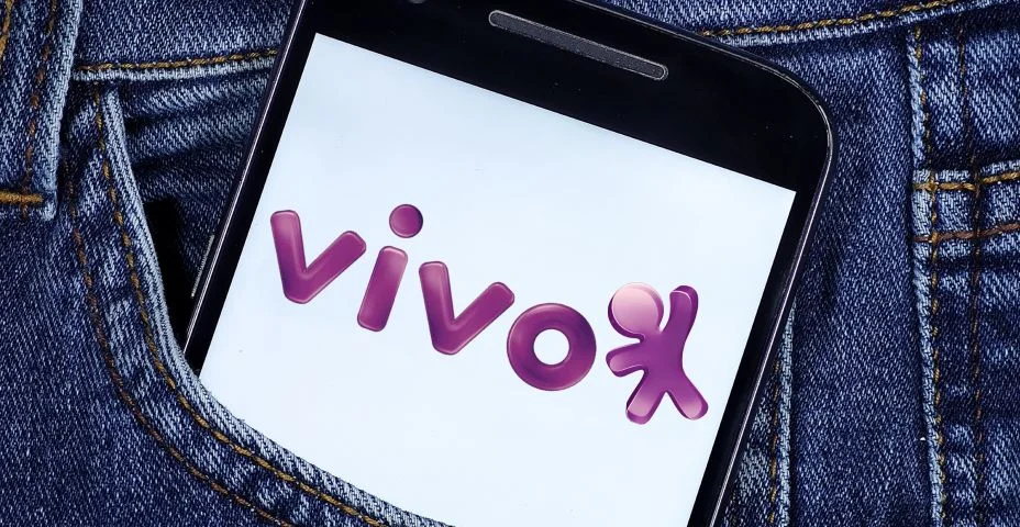 celular no bolso com o logo da Vivo