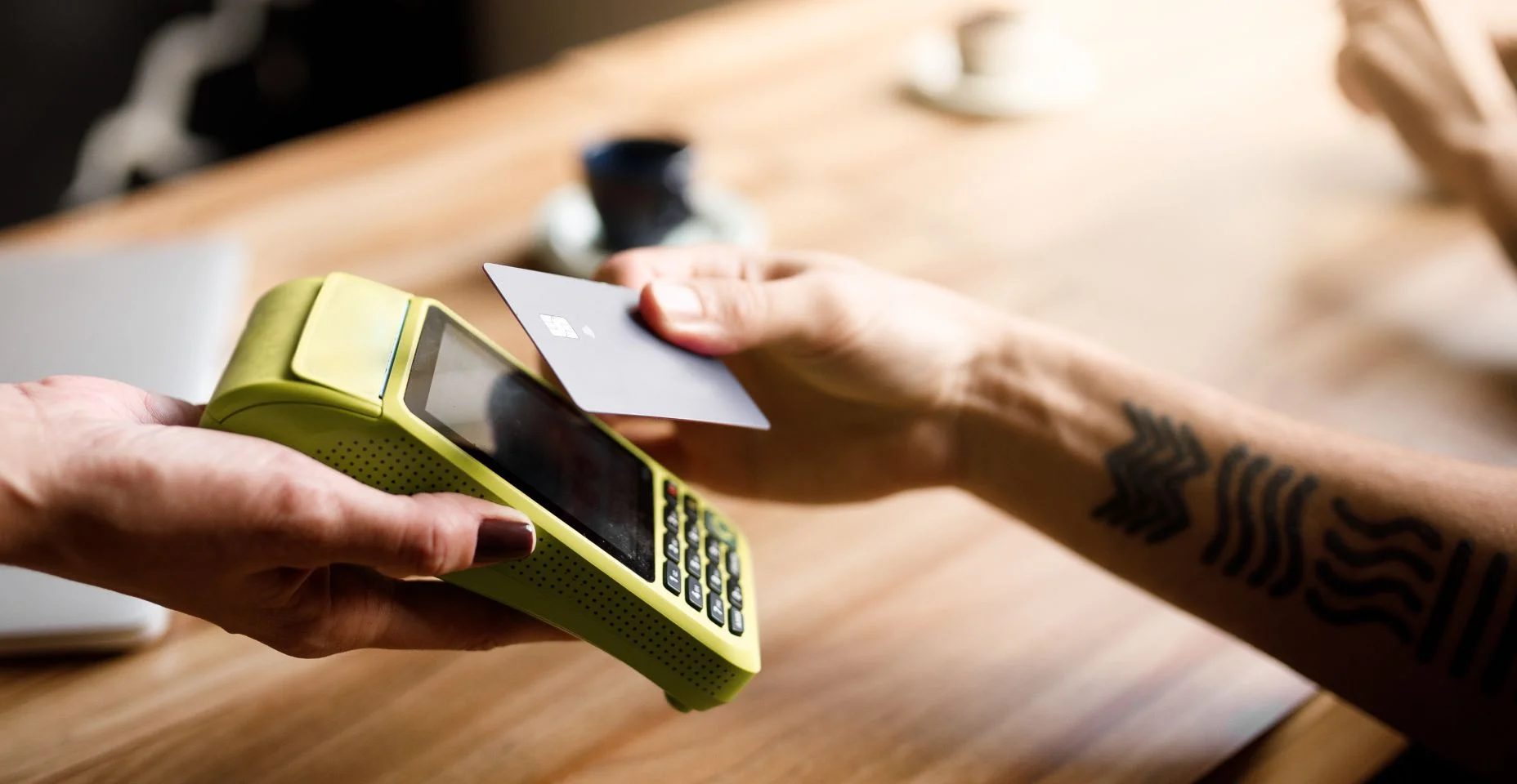 Pagando a conta com cartão de crédito sem contato
