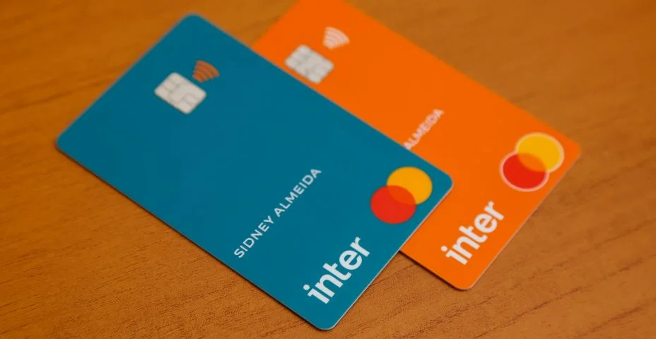 Cartão de crédito com logotipo do banco Inter e bandeira Mastercard