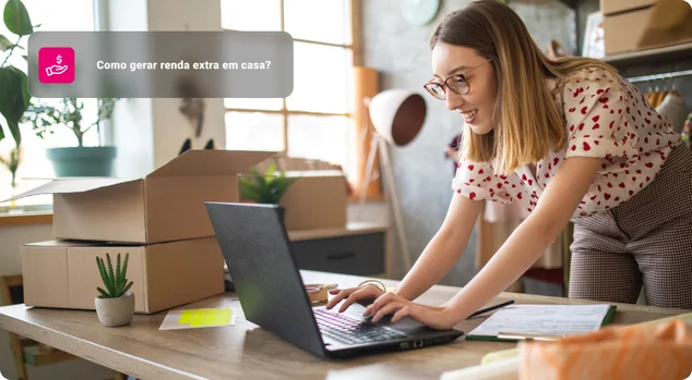 ovem empreendedora recebendo novas encomendas em sua loja de roupas de e-commerce