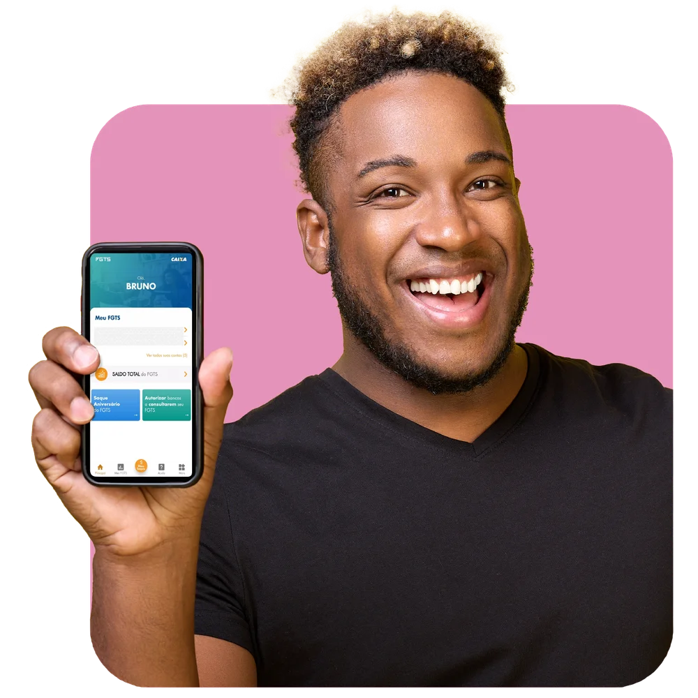 Homem negro segurando celular mostrando simulação de empréstimo.